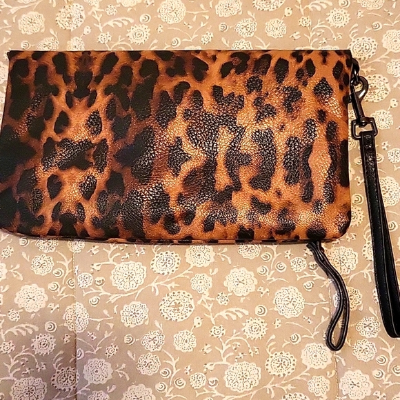 NEW Faux-Leather Leopard Print Clutch with Wristlet Strap - Picture 14 of 14